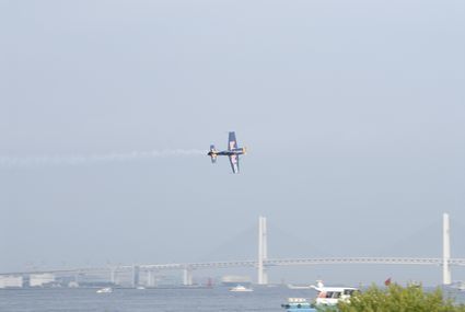 飛行機とベイブリッジ.jpg